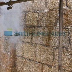 Smog Cleaner de Idroless elimina las manchas provocadas por el hollín y el smog en superficies de ladrillo, piedra, hormigón...
