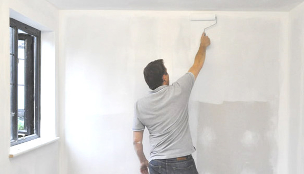 Imprimación fijadora Idroless antes de pintar paredes con pintura de cal