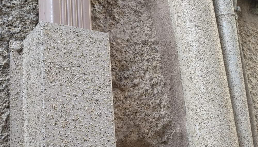Acabado polipiedra efecto piedra aplicado en bajante de fachada