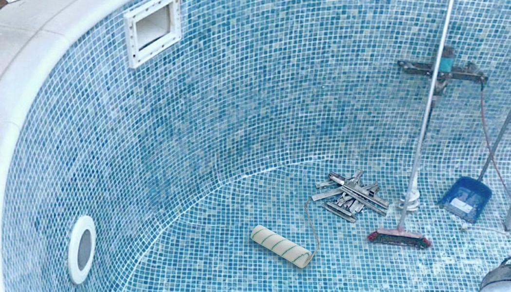 Limpieza de piscina de gresite antes de aplicar poliuretano incoloro