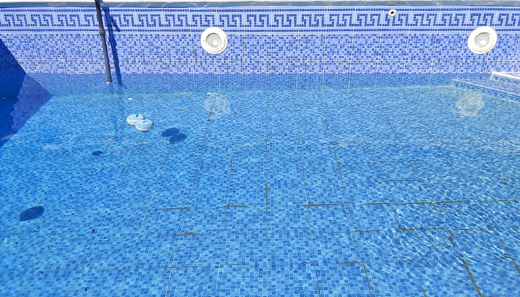 Impermeabilización de piscina de gresite con membrana poliuretano incolora
