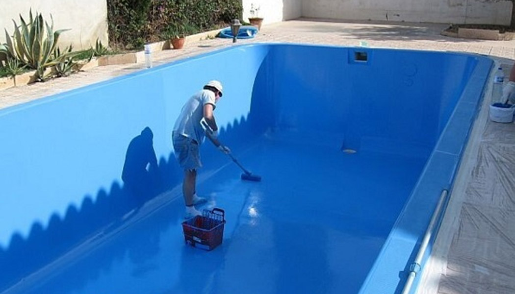 Aplicación de primera capa de membrana poliuretano piscinas color