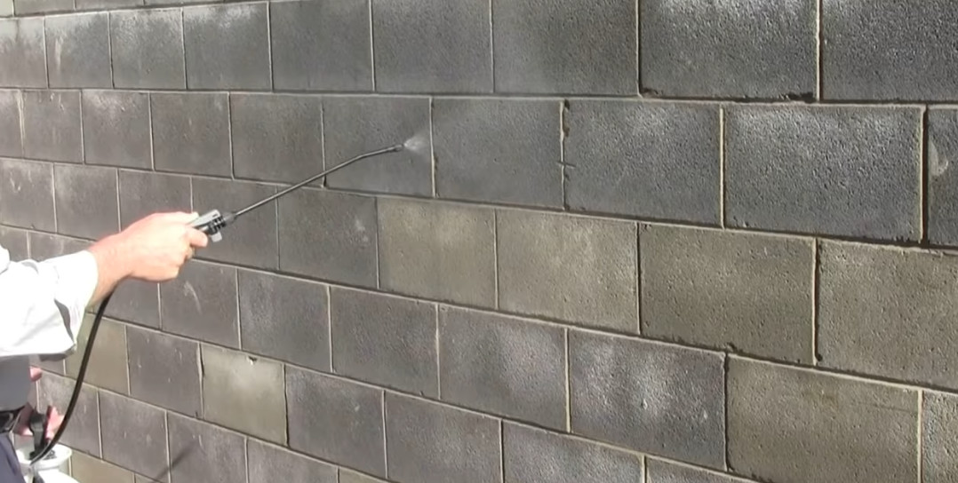 Aplicación hidrófugo consolidante Idroless sobre muro hormigón