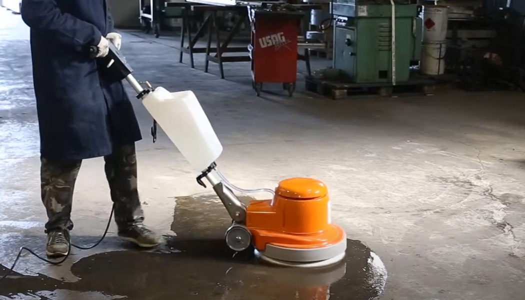 Máquina de limpieza de suelo con el uso de discos abrasivos
