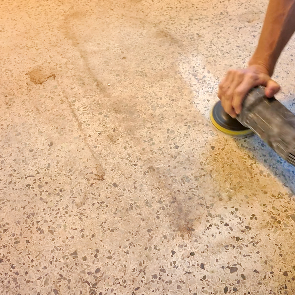 Lijado suelo de terrazo antes de aplicar impermeabilizante total Idroless