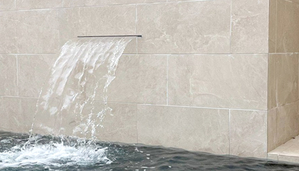 Limpieza de juntas de piscina antes de aplicar mortero epoxi