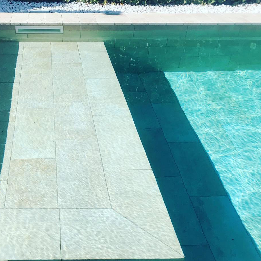 Mortero epoxi bicomponente para porcelánico de piscina