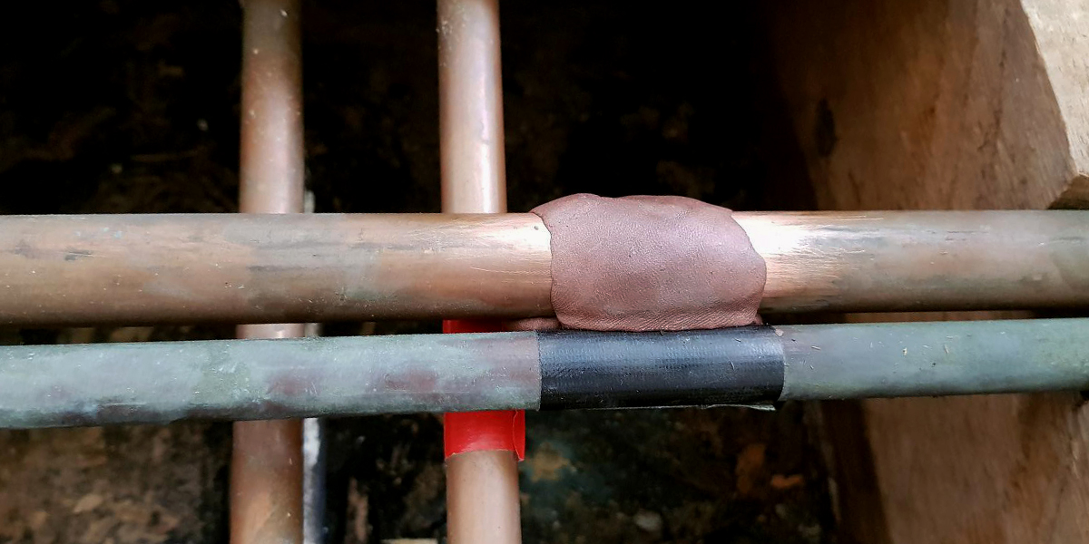 Reparación de tubería de cobre con masilla epoxi bicomponente Idroless