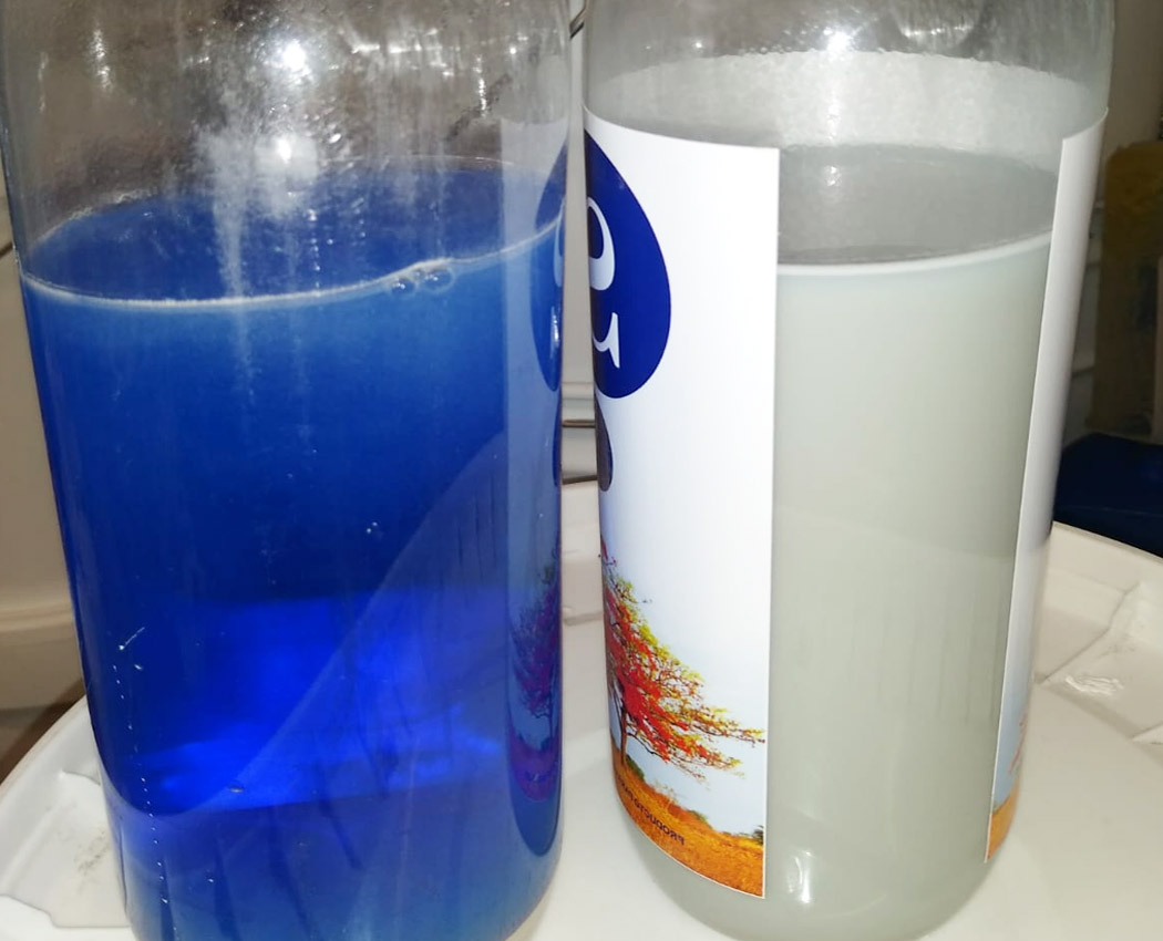 Envases de líquido limpiador de hidrófugo sin agitar y correctamente agitado y mezclado