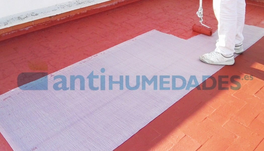 Aplicación de pintura de caucho fibrado Antihumedades