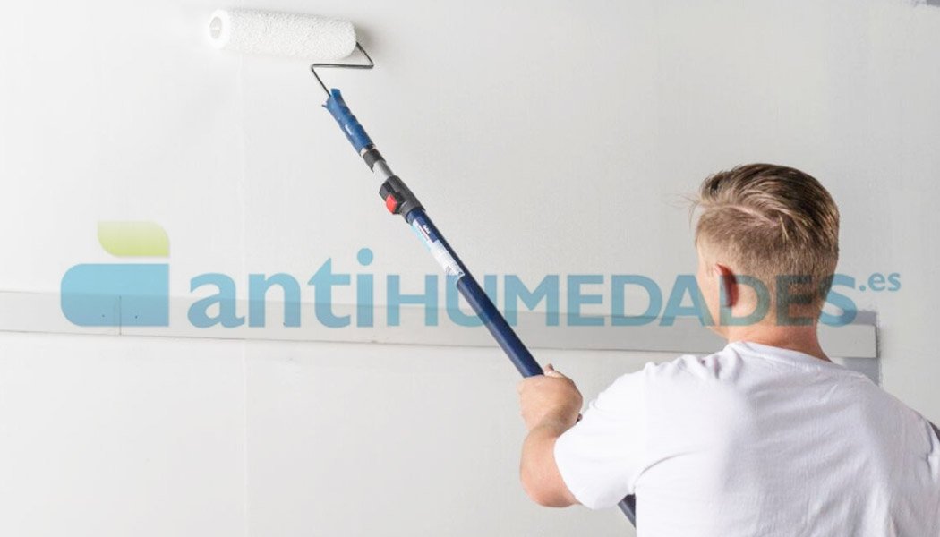 Aplicar pintura antihumedad impermeabilizante selladora para evitar filtraciones de agua en interiores