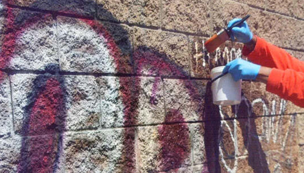 limpiador de grafitis  para eliminar grafitis y pintadas en piedra natural, ladrillo, hormigón, mobiliario
